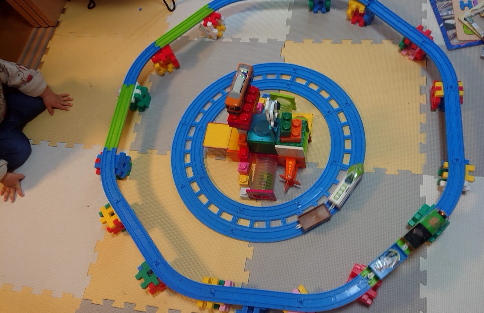 プラレールと他のおもちゃを組み合わせて世界を創ろう